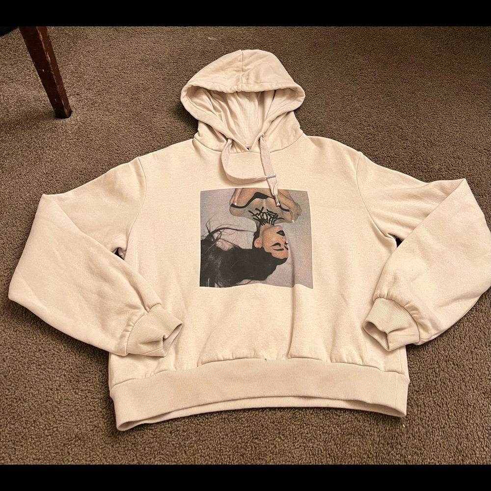 DIVIDED ARIANA GRANDE HOODIE Size xs